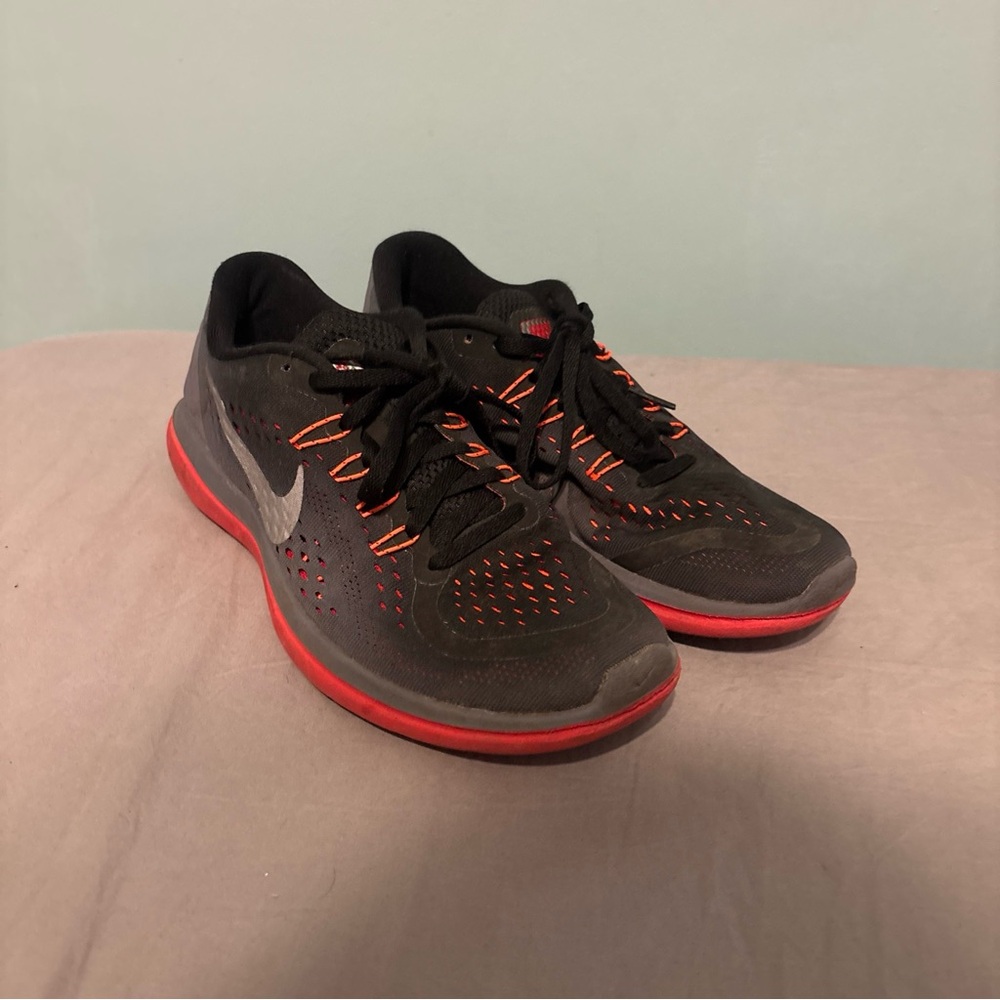 Nike Black and Red Athletic Shoes Sleek Design